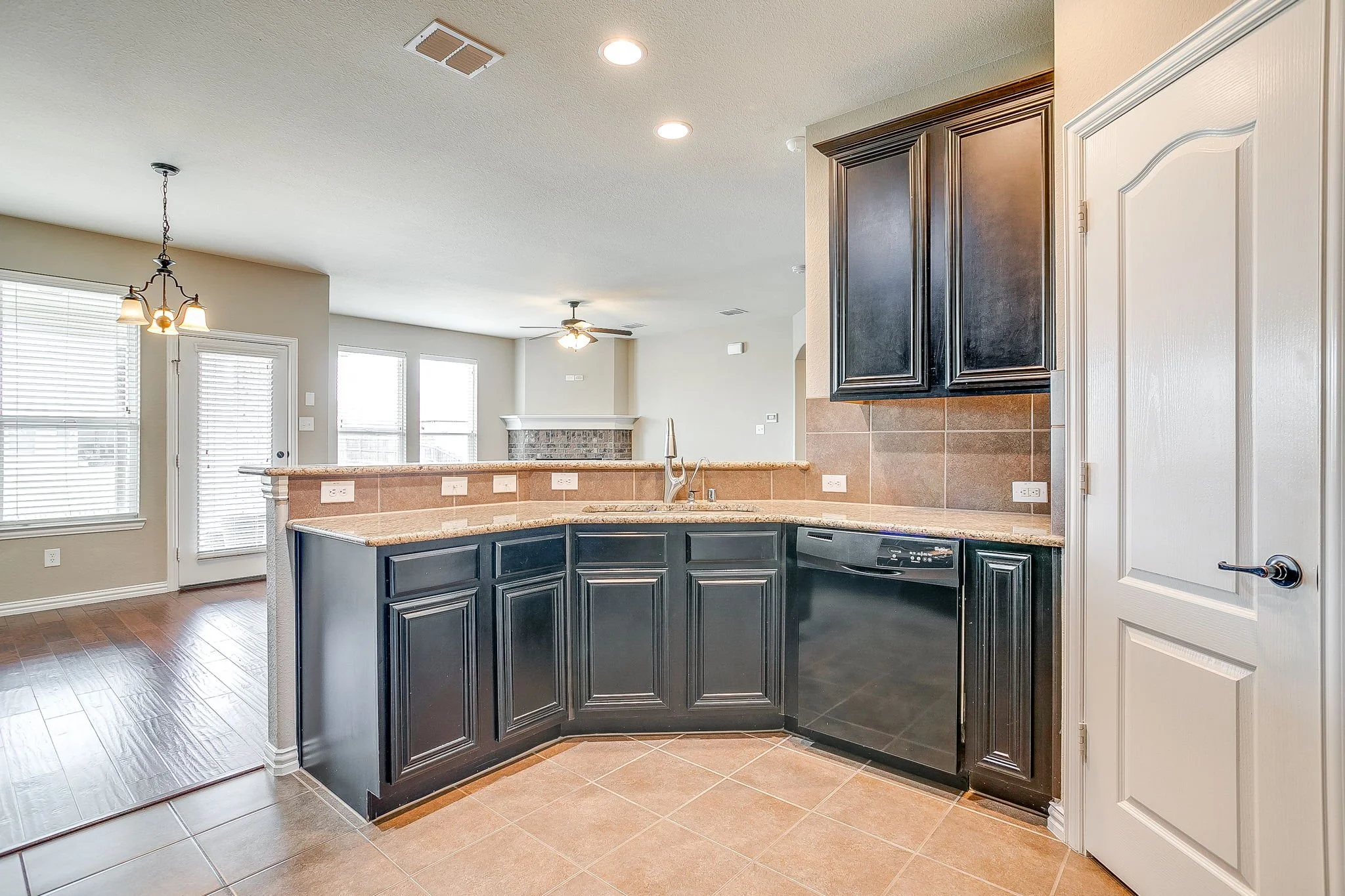 1537 Silverstone Dr (10 of 47).jpg