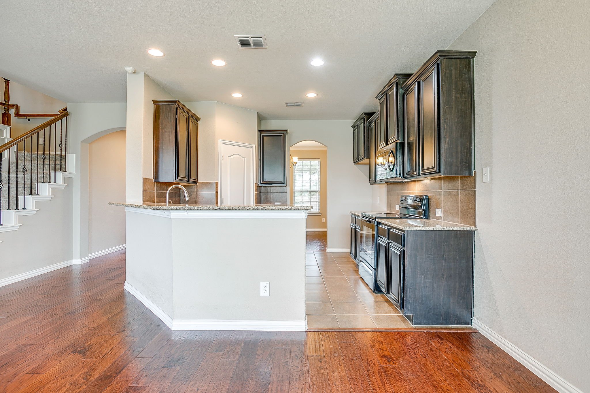 1537 Silverstone Dr (14 of 47).jpg