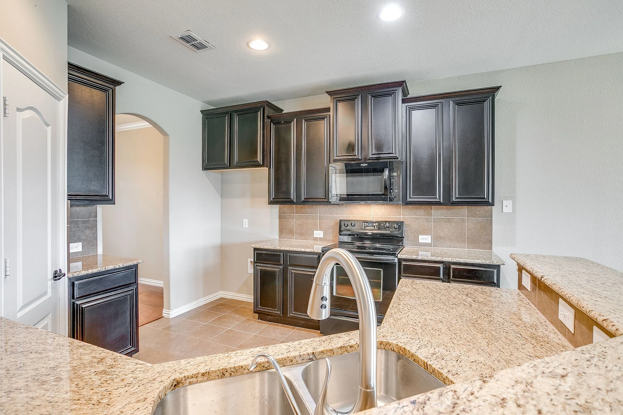 1537 Silverstone Dr (15 of 47).jpg