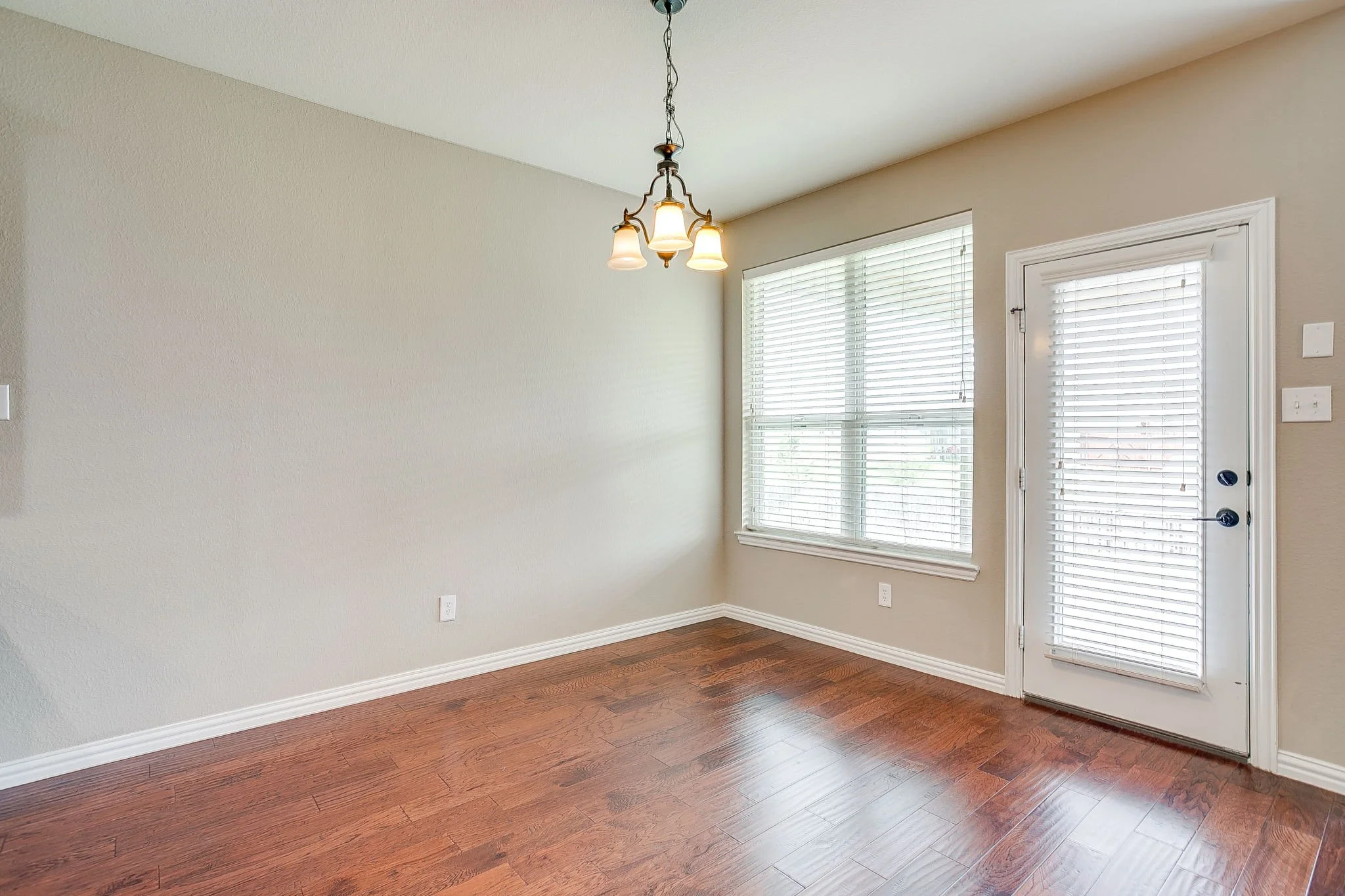 1537 Silverstone Dr (16 of 47).jpg