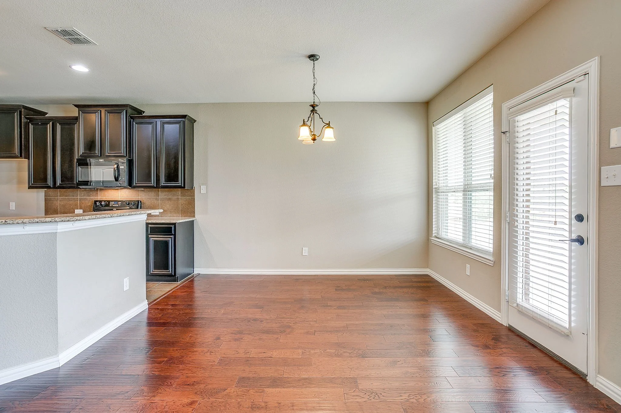 1537 Silverstone Dr (17 of 47).jpg