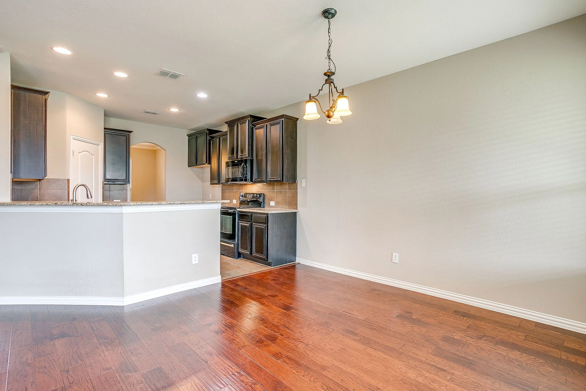 1537 Silverstone Dr (18 of 47).jpg