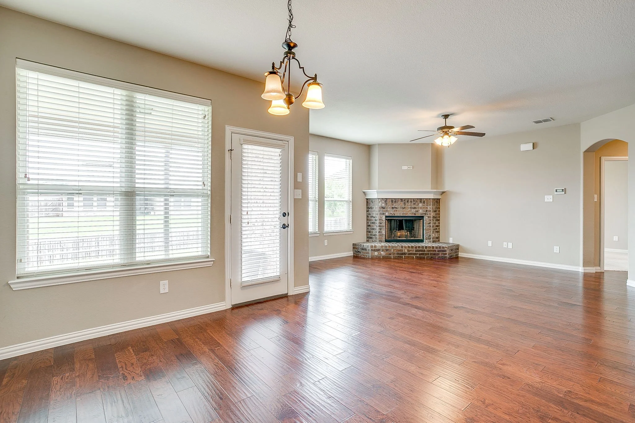 1537 Silverstone Dr (19 of 47).jpg