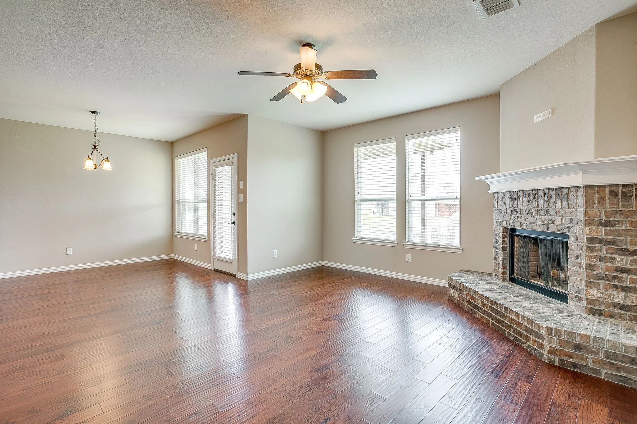 1537 Silverstone Dr (22 of 47).jpg