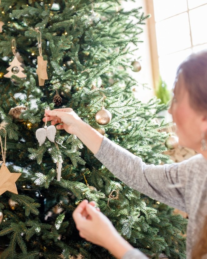 Decorate A Christmas Tree Like An Interior Designer