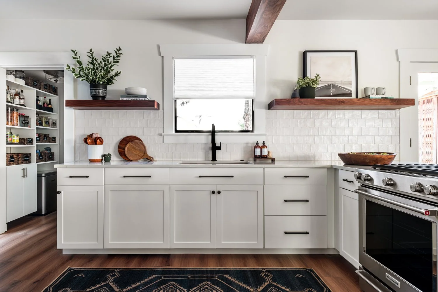 The Proper Height to Mount Drawer Handles on a Kitchen Cabinet