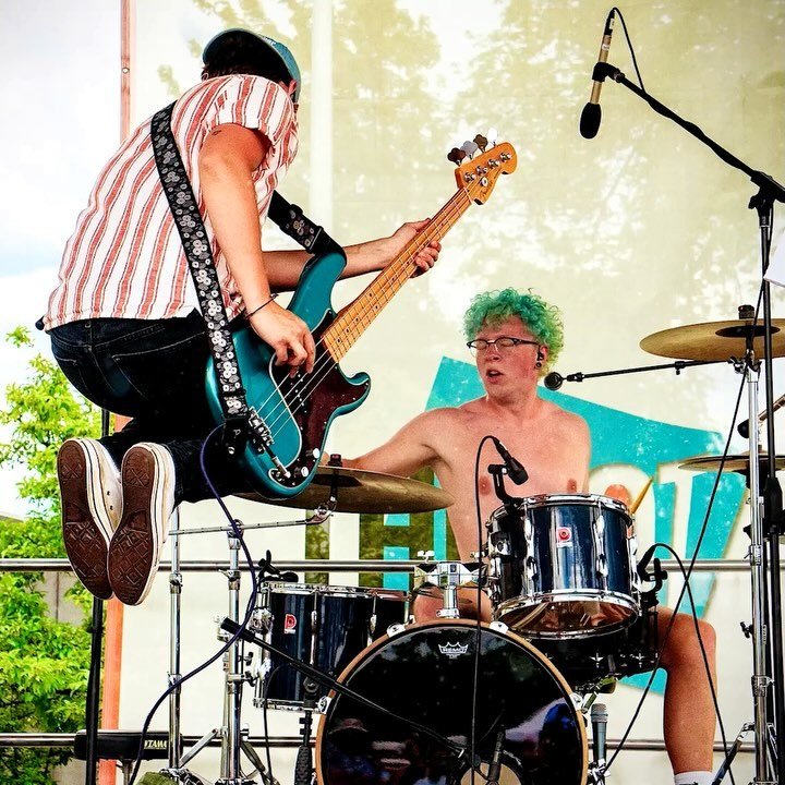 Sound on! ONE WEEK LEFT to Apply to Bitter Jester 2024! One lucky finalist will open for a National Headliner @raviniafestival in 2025 on the Carousel Stage! Only requirement: at least half the members of a band must be 21 or younger to apply (link i