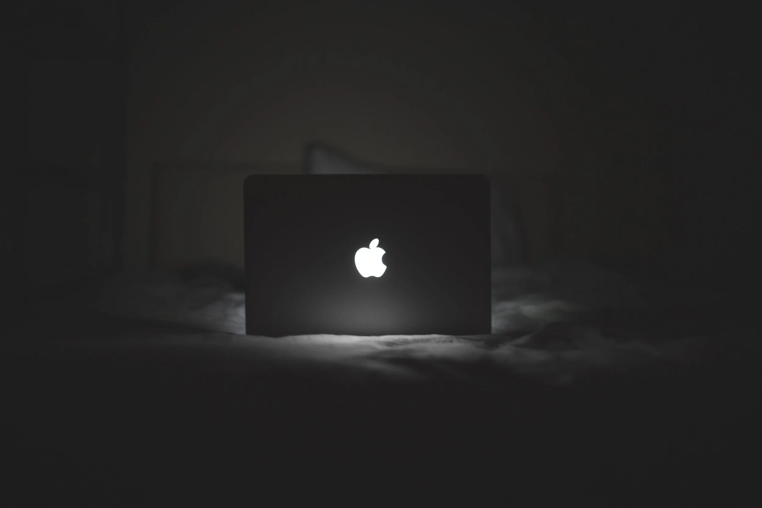 bed-computer-dark-34174.jpg