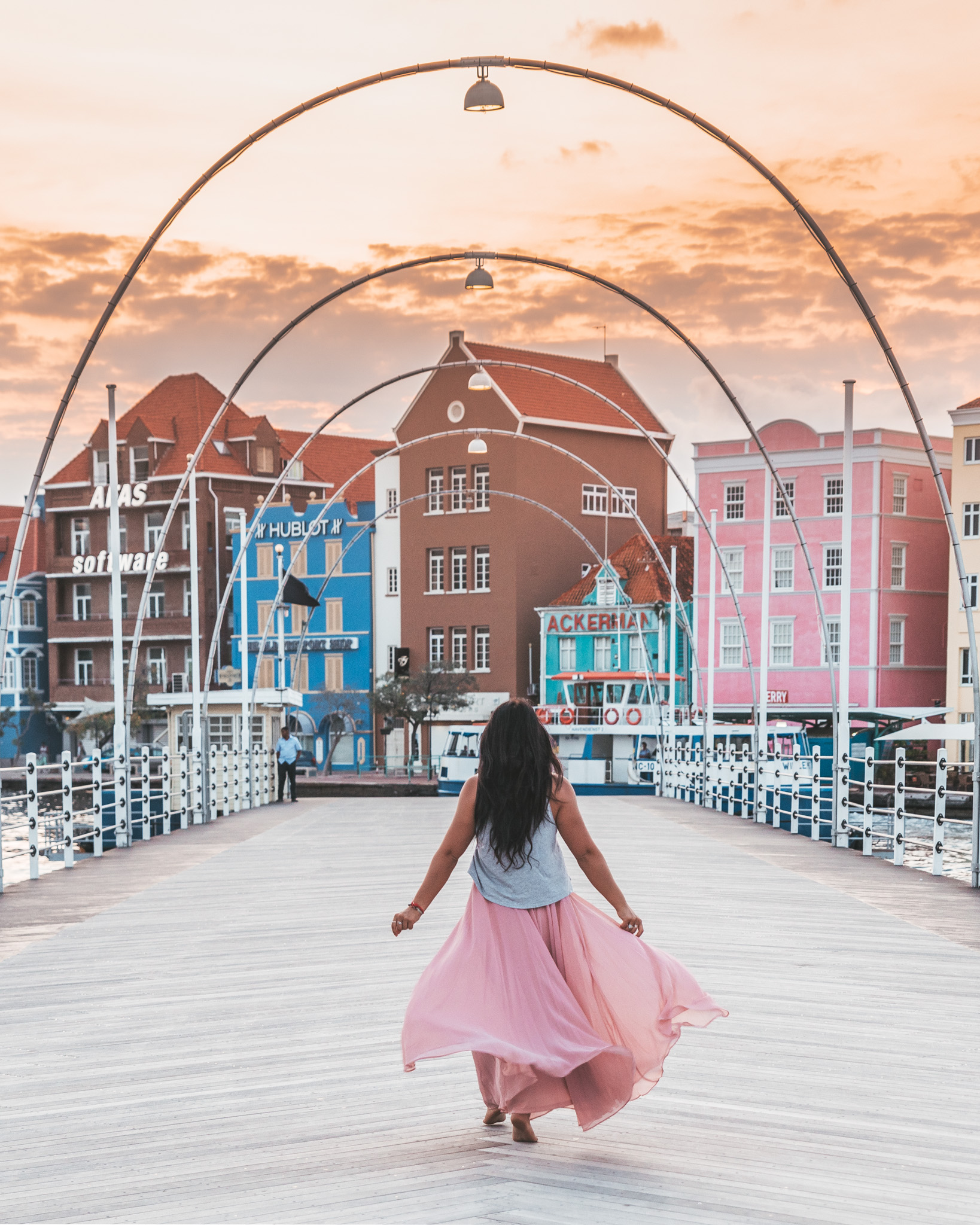 The Queen Emma Bridge of Willemstad, Curaçao // 20 Photos to Show You Why Curaçao Needs to Be On Your Travel Radar // www.readysetjetset.net #readysetjetset #curacao #caribbean #beach #ocean #paradise #travel