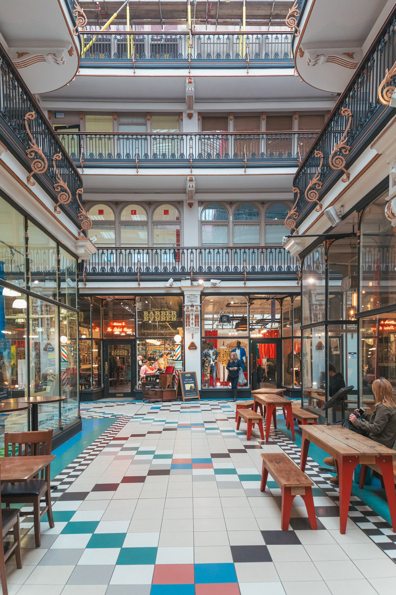 Barton Arcade in Manchester // 11 INSTAGRAM-WORTHY PHOTO SPOTS IN MANCHESTER, ENGLAND // www.readysetjetset.net #readysetjetset #manchester #england #uk #unitedkingdom #cityguide #travel
