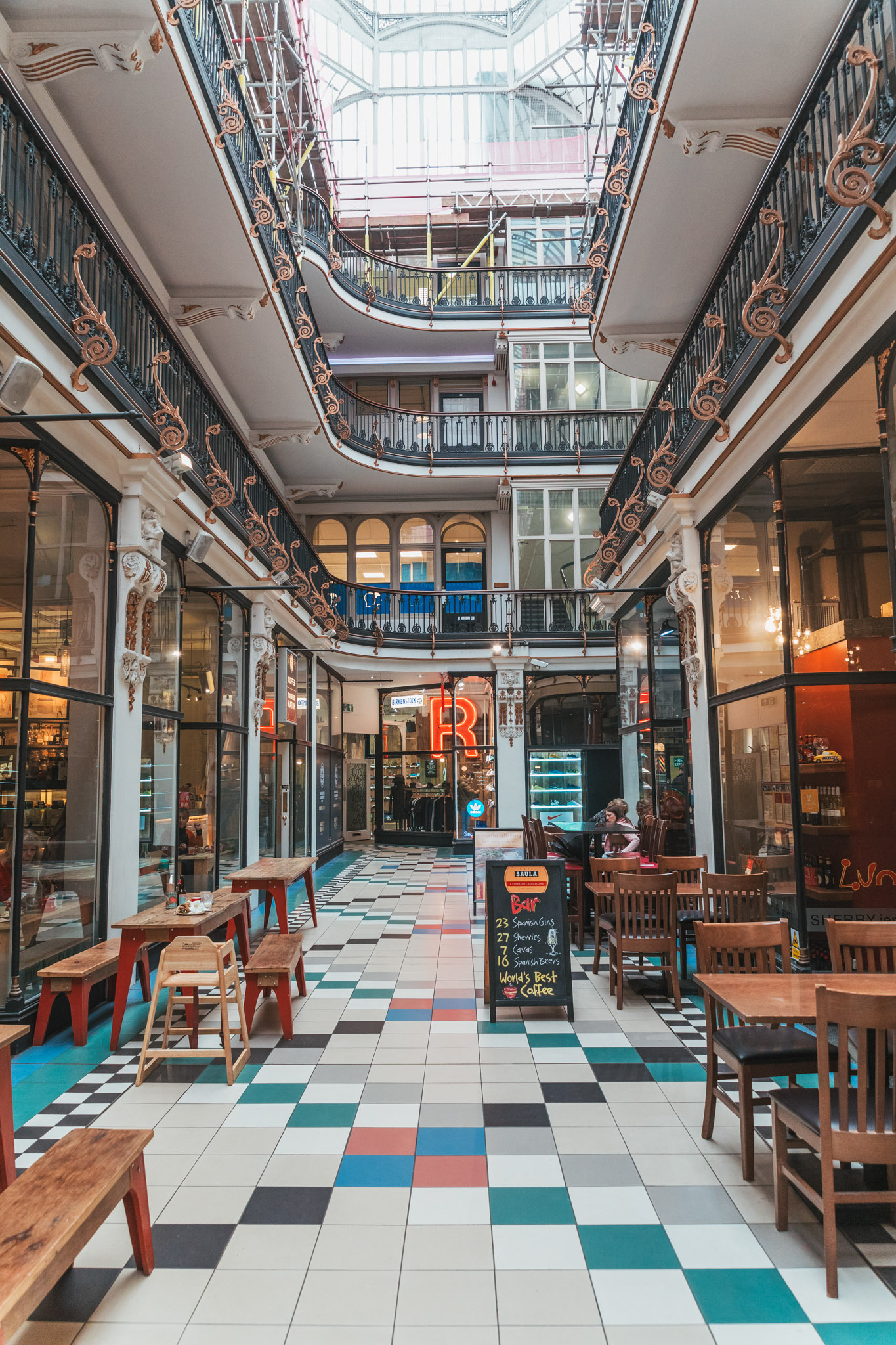 Barton Arcade in Manchester // 11 INSTAGRAM-WORTHY PHOTO SPOTS IN MANCHESTER, ENGLAND // www.readysetjetset.net #readysetjetset #manchester #england #uk #unitedkingdom #cityguide #travel