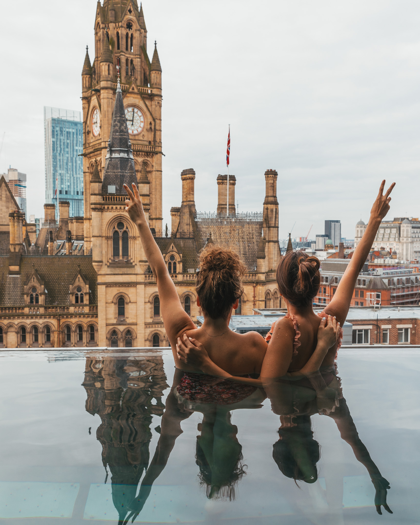 The pool with a view of Manchester Town Hall at King Street Townhouse // 11 INSTAGRAM-WORTHY PHOTO SPOTS IN MANCHESTER, ENGLAND // www.readysetjetset.net #readysetjetset #manchester #england #uk #unitedkingdom #cityguide #travel