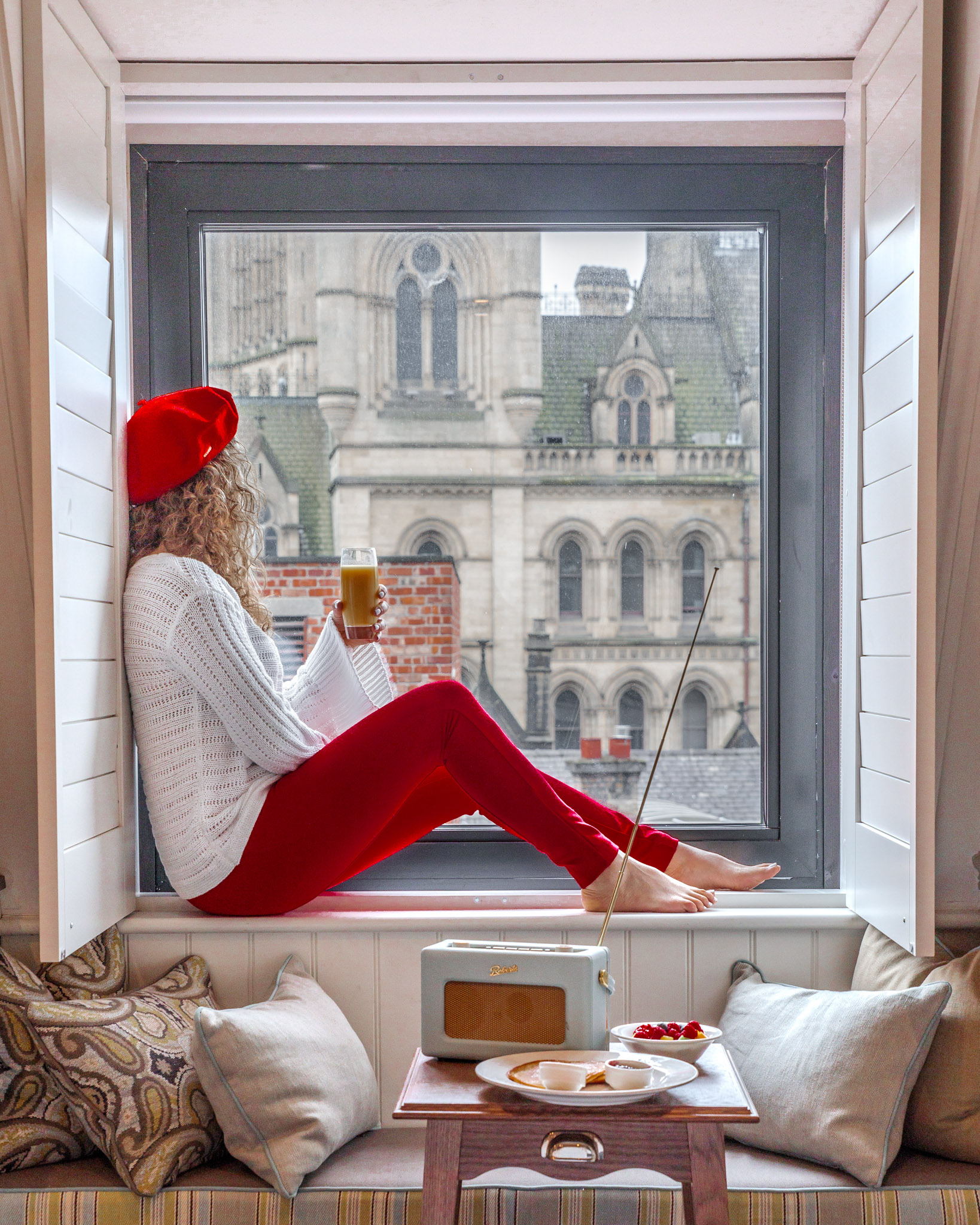 The cute rooms with a view at King Street Townhouse in Manchester // 11 INSTAGRAM-WORTHY PHOTO SPOTS IN MANCHESTER, ENGLAND // www.readysetjetset.net #readysetjetset #manchester #england #uk #unitedkingdom #cityguide #travel