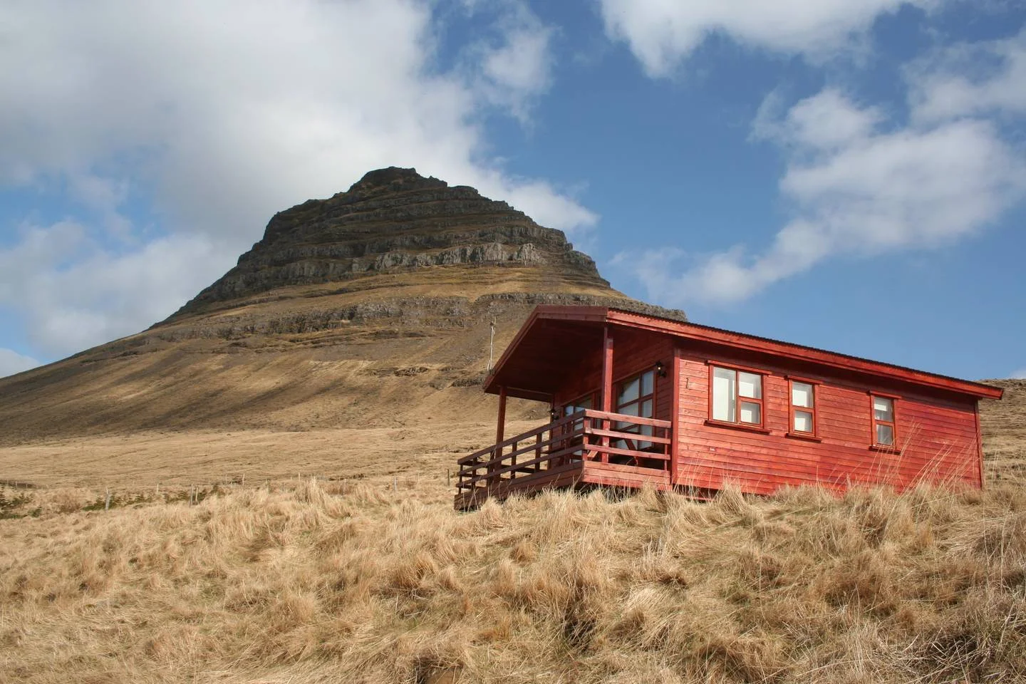 Where To Stay In Iceland: The 5 Coolest Airbnbs // www.readysetjetset.net #readysetjetset #airbnb #iceland #blogpost #travelblog // Here are 5 of the most epic Airbnbs in Iceland, from northern light watching in a wooden igloo to a traditional black…