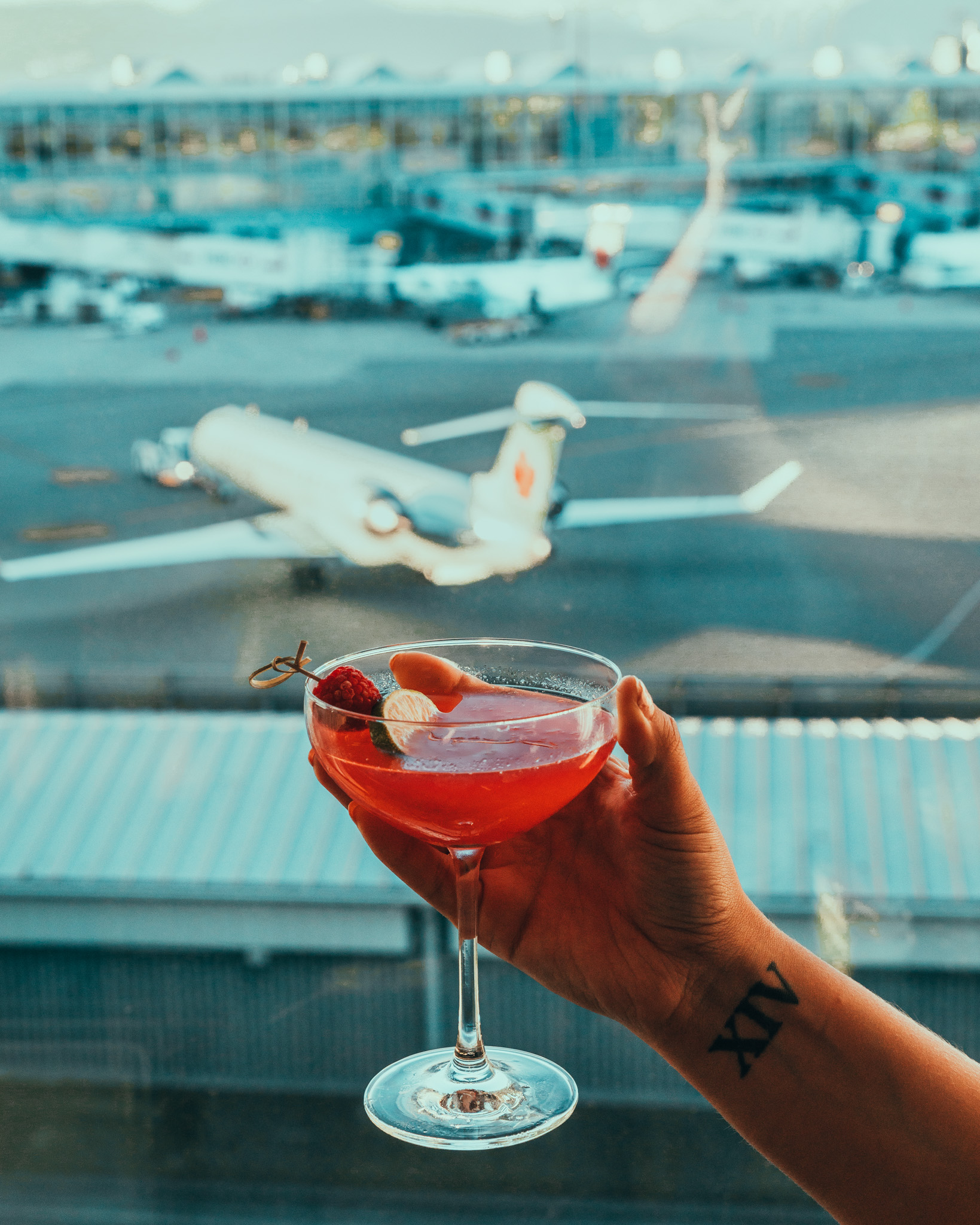 Jetside Bar cocktails at Fairmont Vancouver Airport // The Quick Guide to Visiting Vancouver, BC #readysetjetset