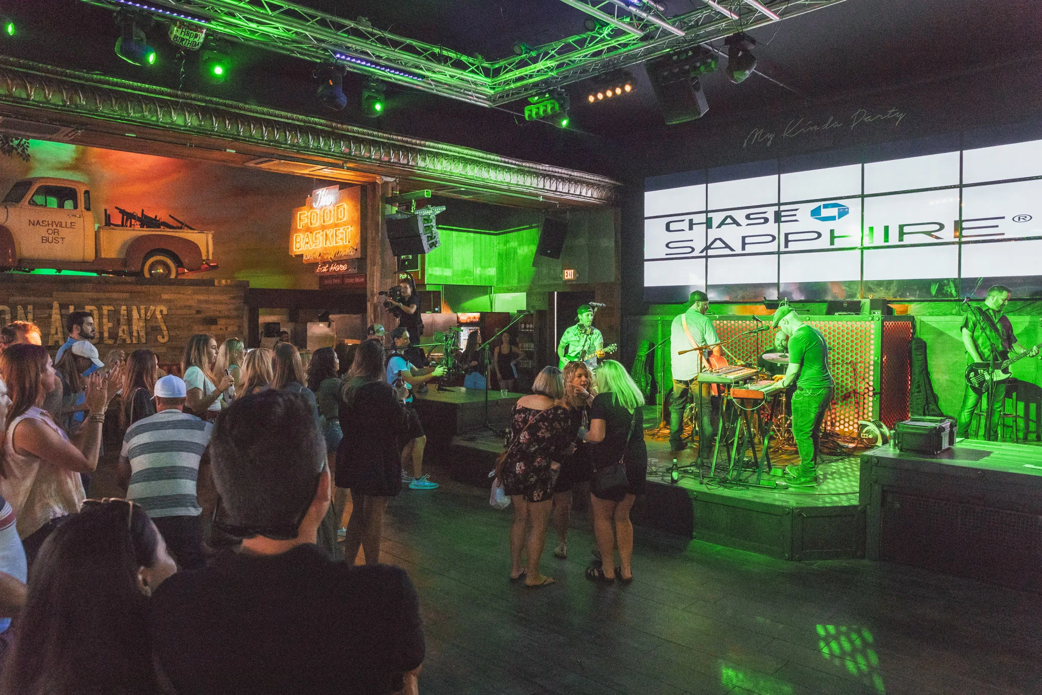 Hotel Thrillist Nashville at Jason Aldean's Bar // A Weekend at Hotel Thrillist #readysetjetset