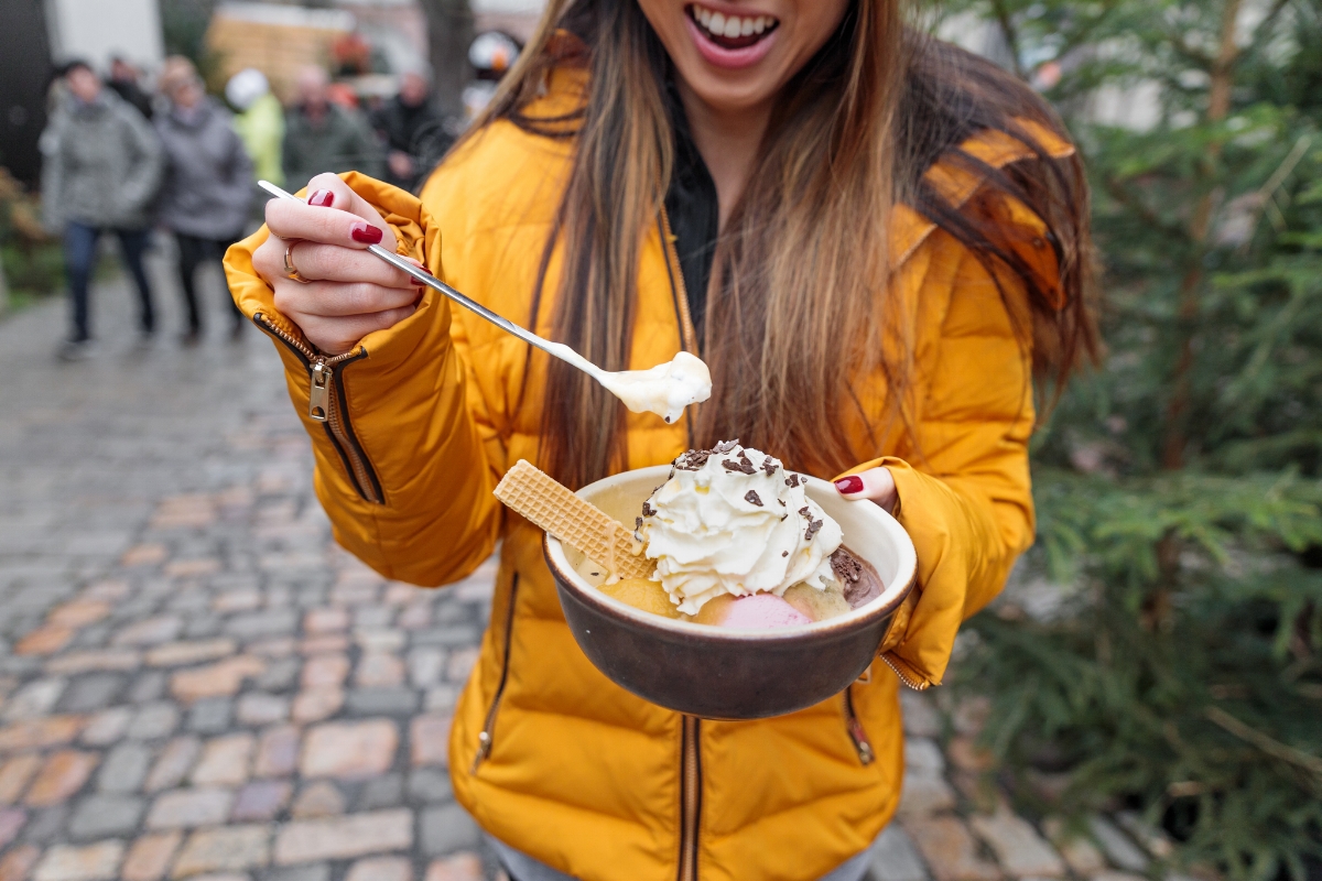 Apple sauce and ice cream at the Leuchtenberg Castle Christmas Market 