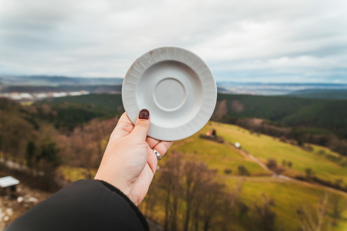 Smashing porcelain plates at Leuchtenberg Castle Christmas Market 