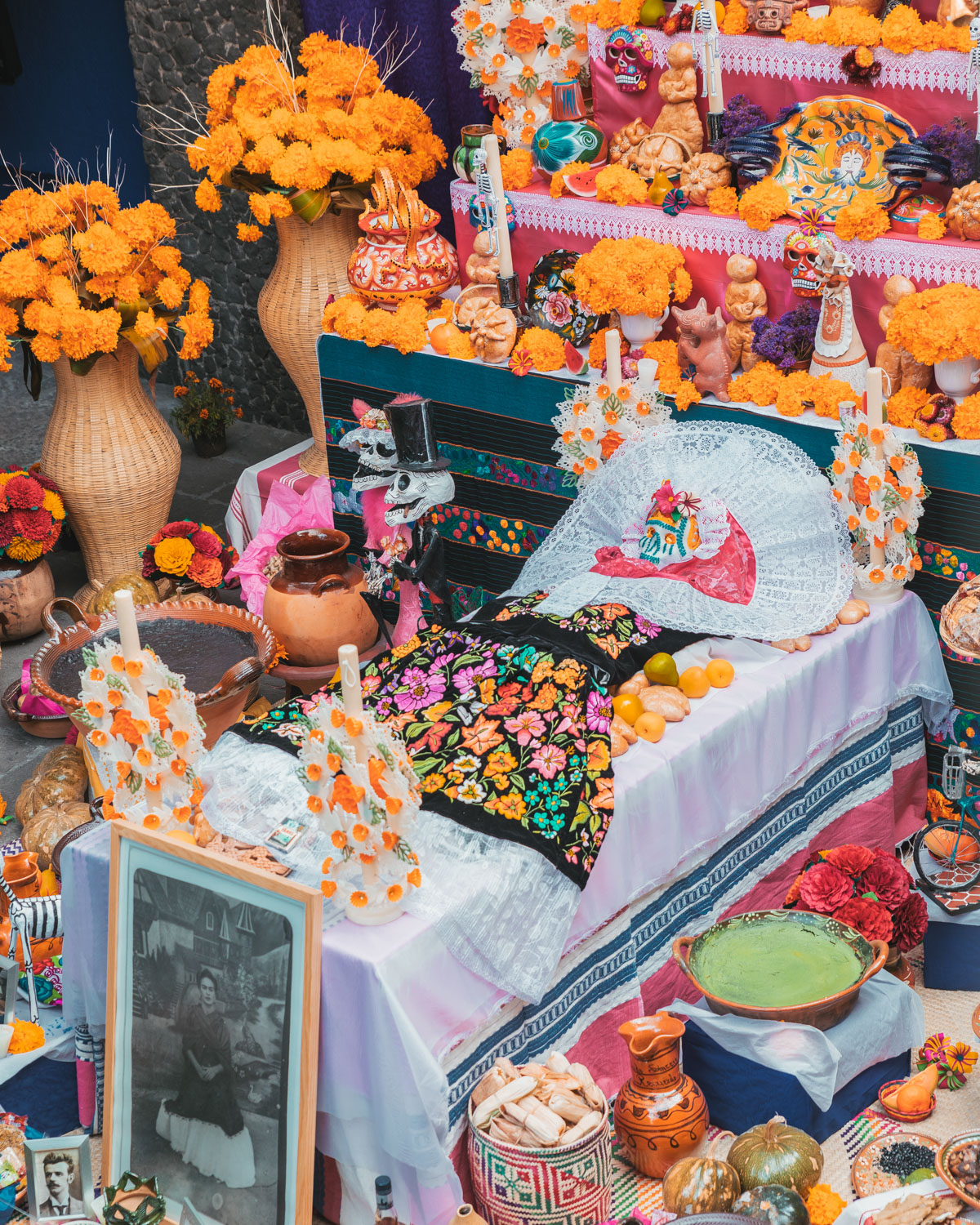 Frida Kahlo ofrenda // Mexico City Day of the Dead Parade // What to Do In Mexico City for Day of the Dead // www.readysetjetset.net #readysetjetset #mexicocity #dayofthedead #traveltips #blogtips