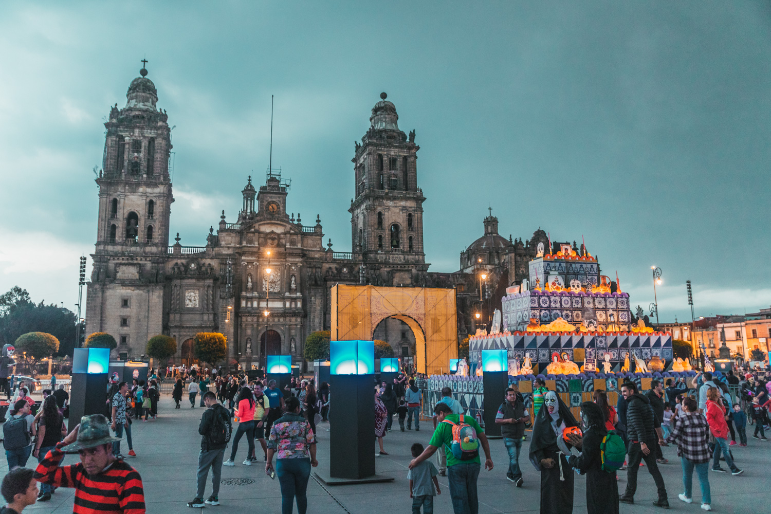 Zocalo during Day of the Dead // Mexico City Day of the Dead Parade // What to Do In Mexico City for Day of the Dead // www.readysetjetset.net #readysetjetset #mexicocity #dayofthedead #traveltips #blogtips