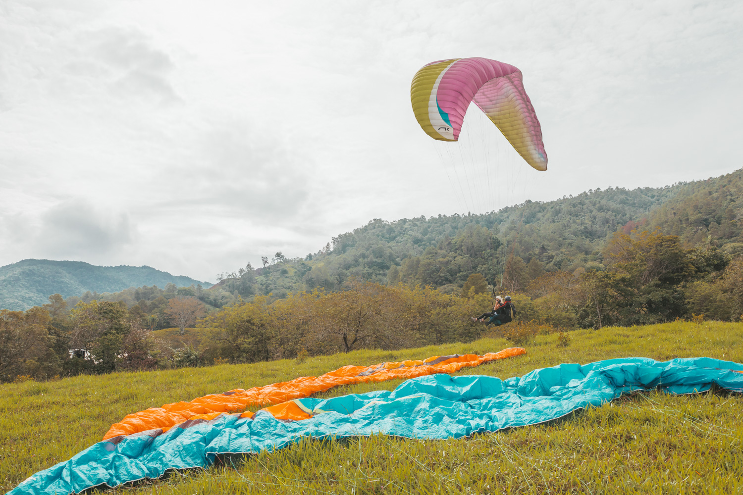 Paragliding // The Adventure Guide to Jarabacoa, Dominican Republic #readysetjetset #travel #bloggingtips #traveltips #caribbean