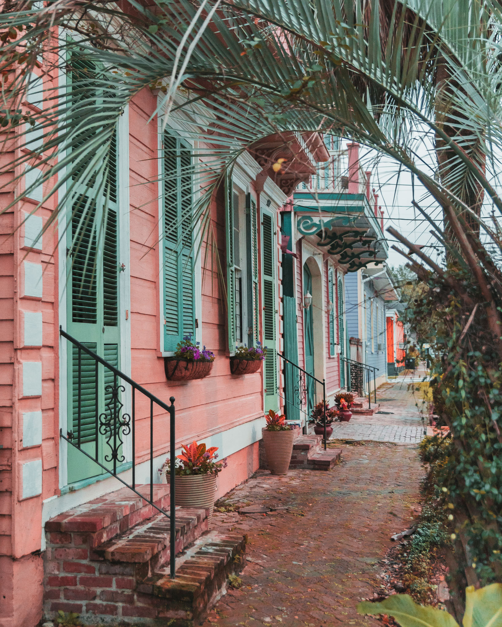 Colorful houses in the Garden District // The Most Instagrammable Spots in New Orleans // #readysetjetset www.readysetjetset.net