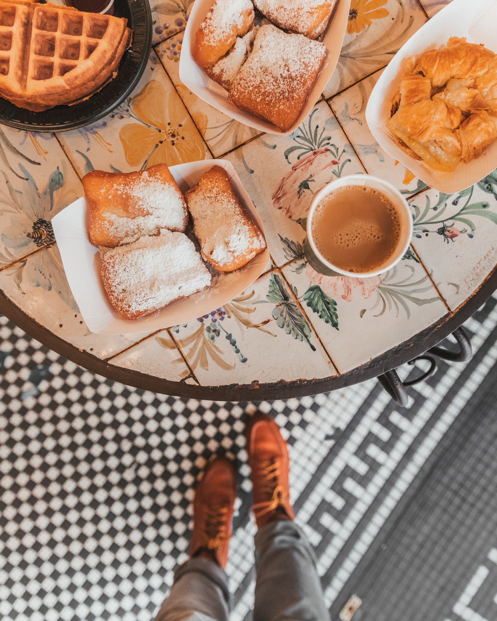 Beignets at Cafe Beignet // The Most Instagrammable Spots in New Orleans // #readysetjetset www.readysetjetset.net