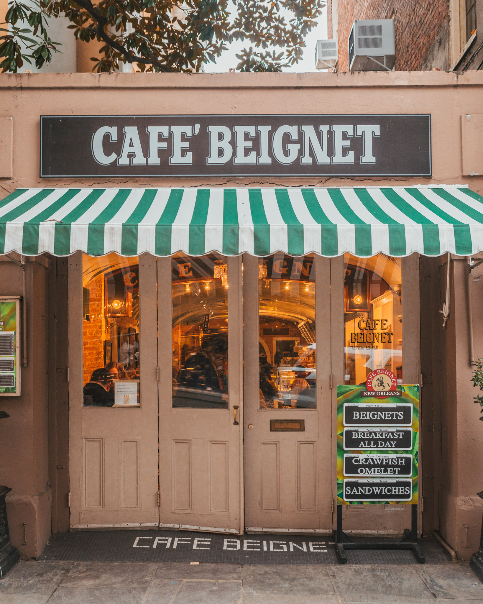 Cafe Beignet cute storefront // The Most Instagrammable Spots in New Orleans // #readysetjetset www.readysetjetset.net