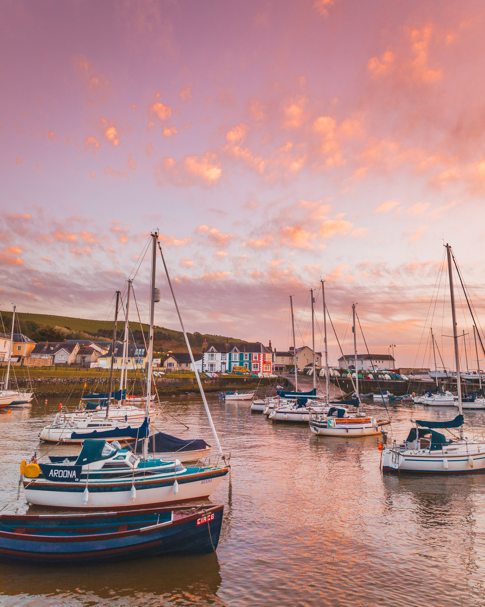 Aberaeron harbour sunset // The Most Beautiful Places to Visit in Wales // #readysetjetset #wales #uk #welsh #travel #photospots #blogpost