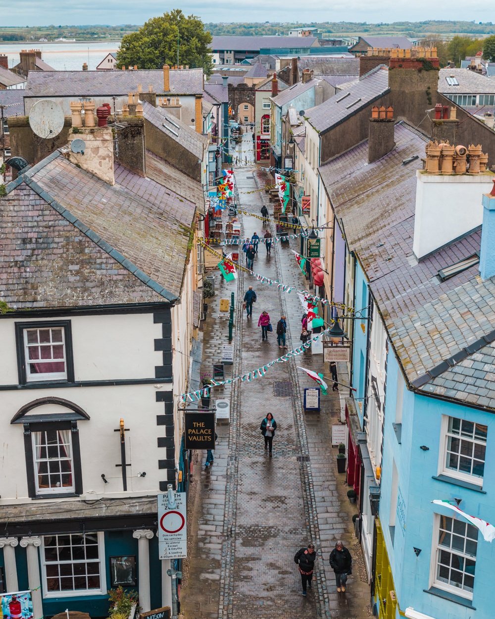 Caernarfon town // The Most Beautiful Places to Visit in Wales // #readysetjetset #wales #uk #welsh #travel #photospots #blogpost
