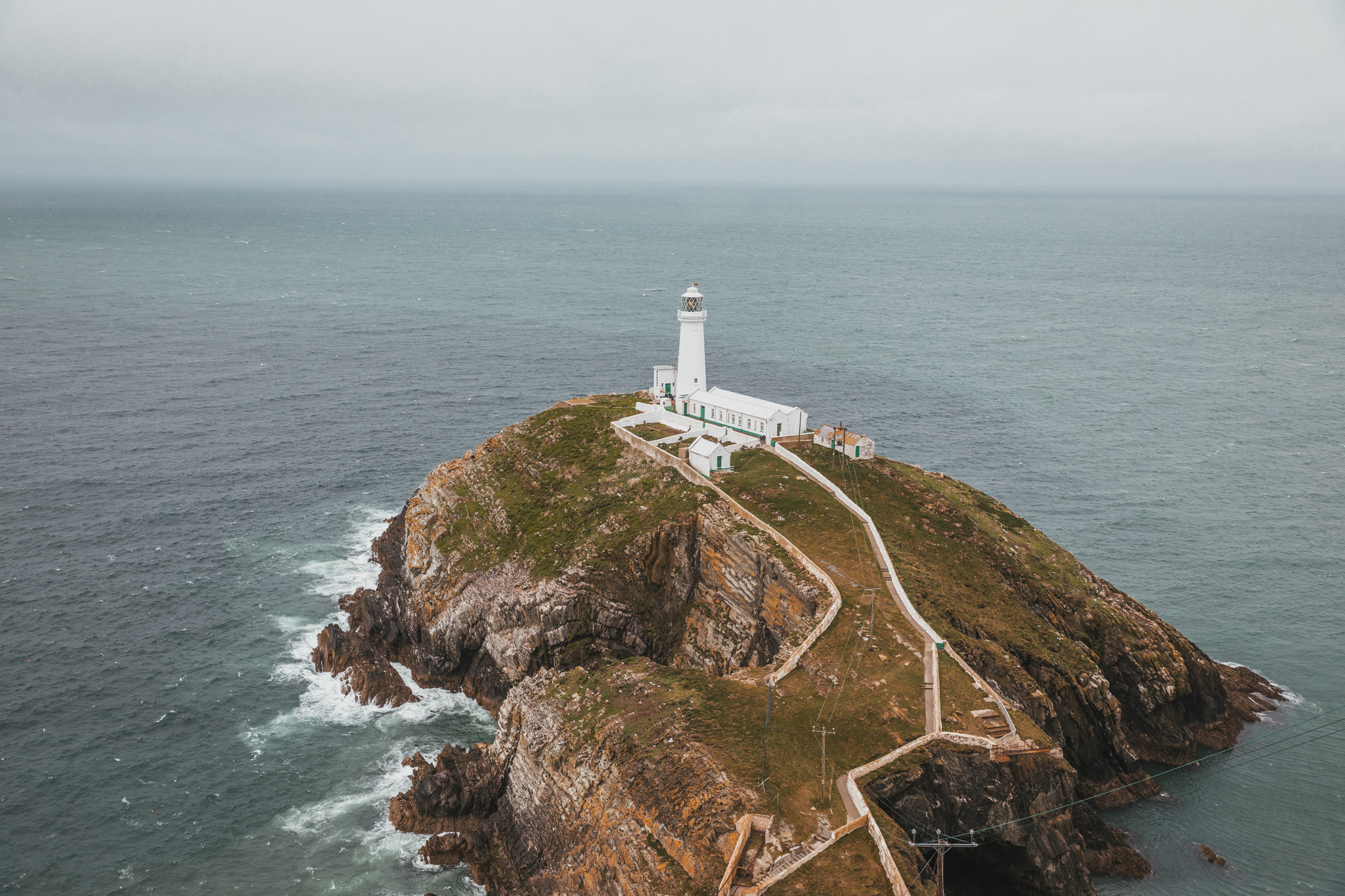 South Stack Lighthouse in Anglesey // The Most Beautiful Places to Visit in Wales // #readysetjetset #wales #uk #welsh #travel #photospots #blogpost