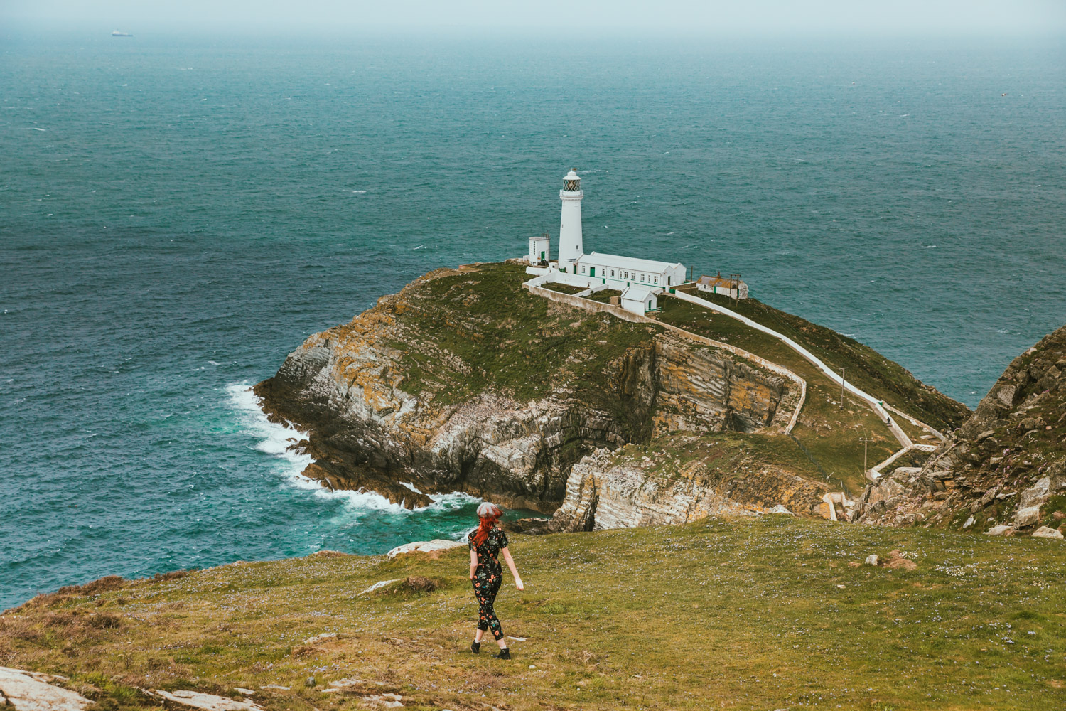 South Stack Lighthouse in Anglesey // The Most Beautiful Places to Visit in Wales // #readysetjetset #wales #uk #welsh #travel #photospots #blogpost