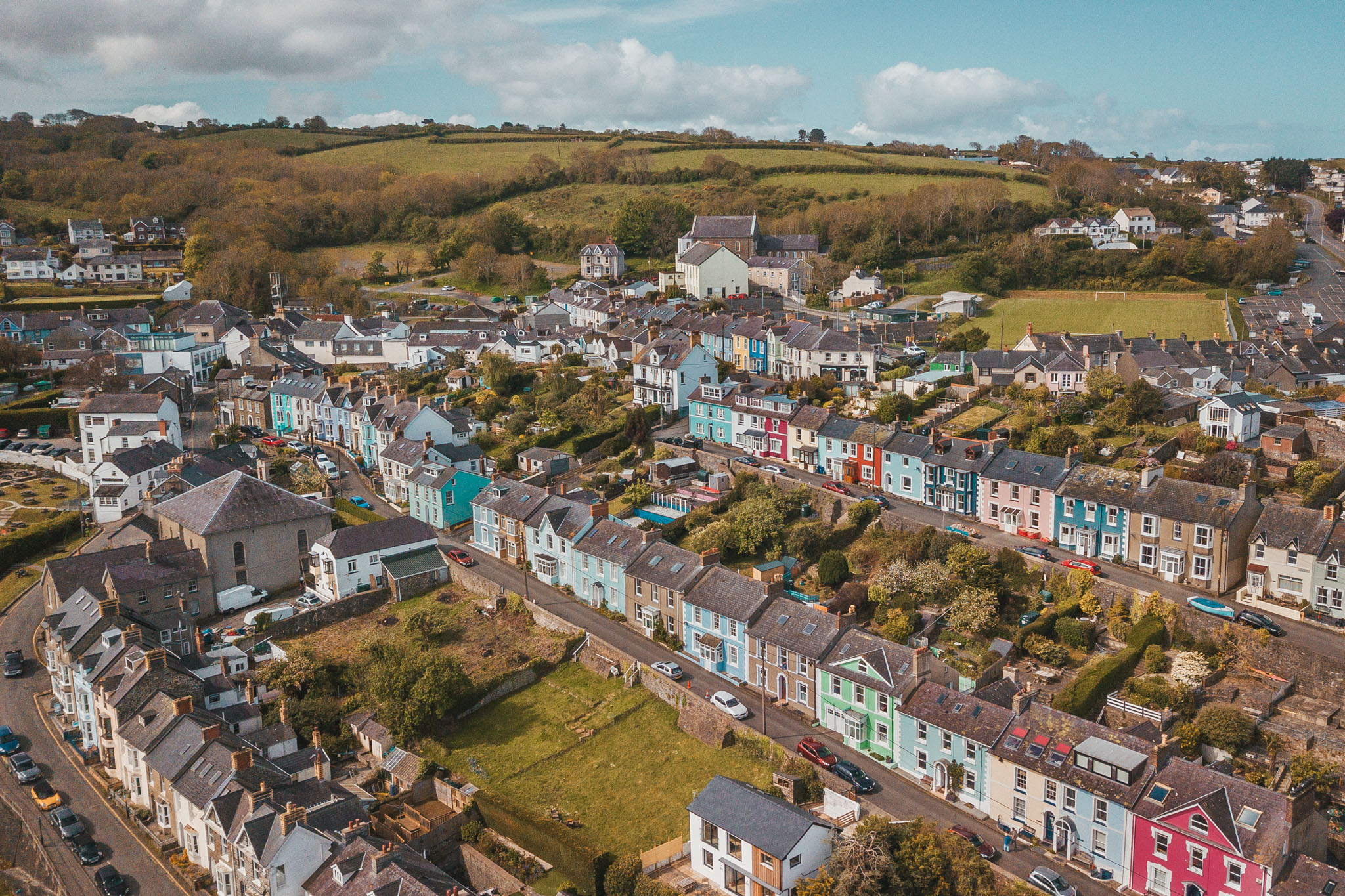 Colorful houses of New Quay from above by drone // The Most Beautiful Places to Visit in Wales // #readysetjetset #wales #uk #welsh #travel #photospots #blogpost