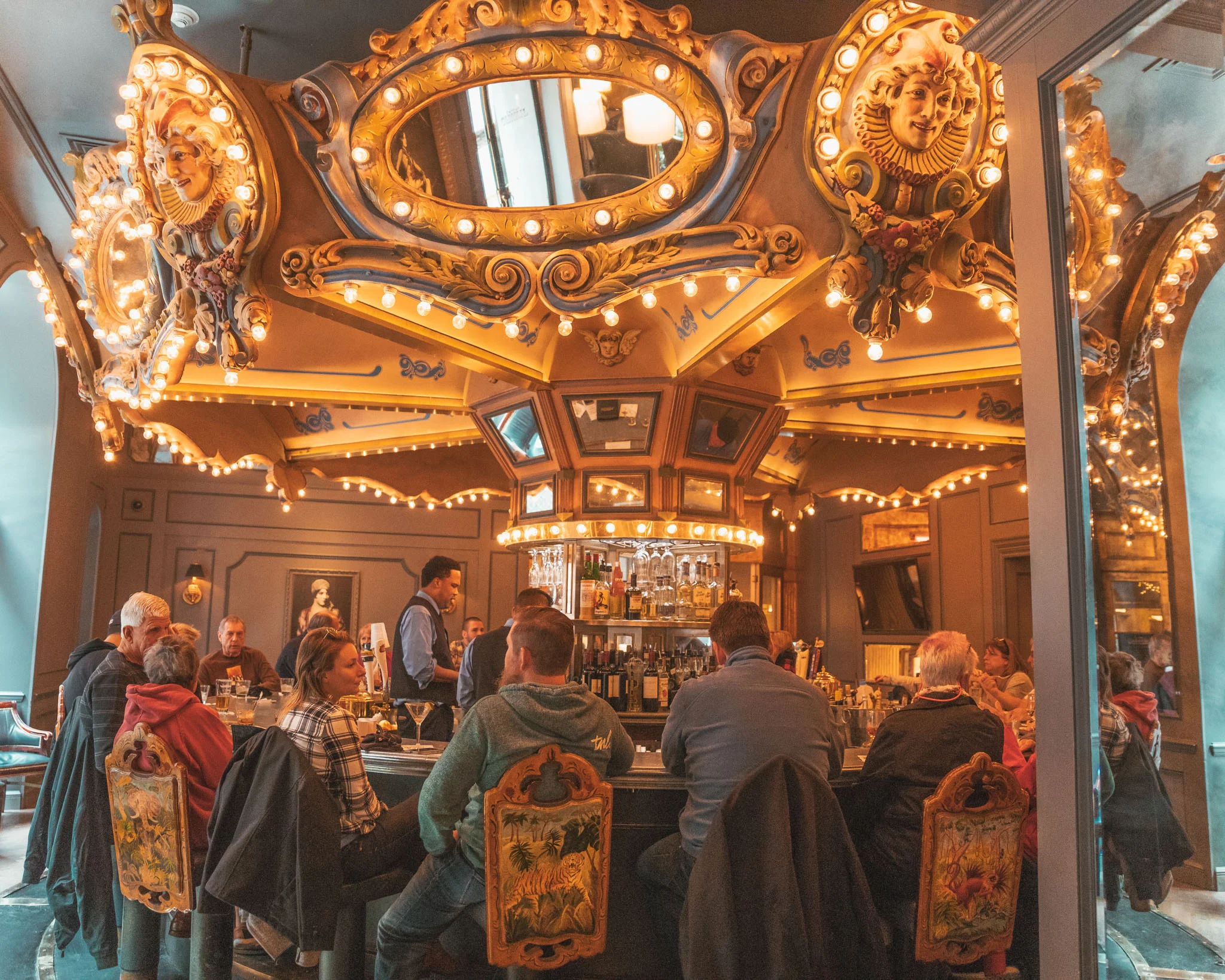 Carousel Bar Hotel Monteleone - The Rainy Day Guide to New Orleans www.readysetjetset.net #readysetjetset