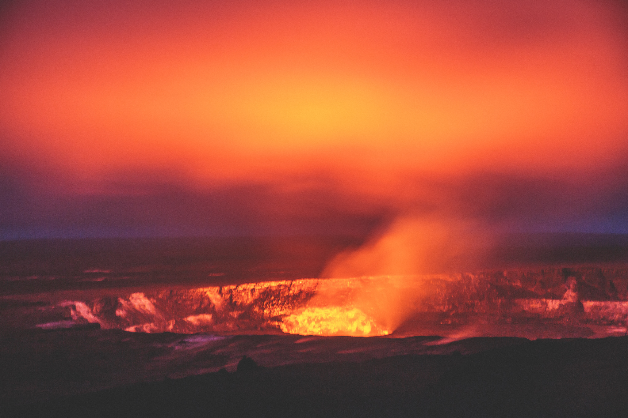 Kilauea Hawaii Volcano glowing at night // 10 Things You Have to Do on the Big Island of Hawaii // www.readysetjetset.net #readysetjetset #hawaii #bigisland #blogpost #hawaiiguide