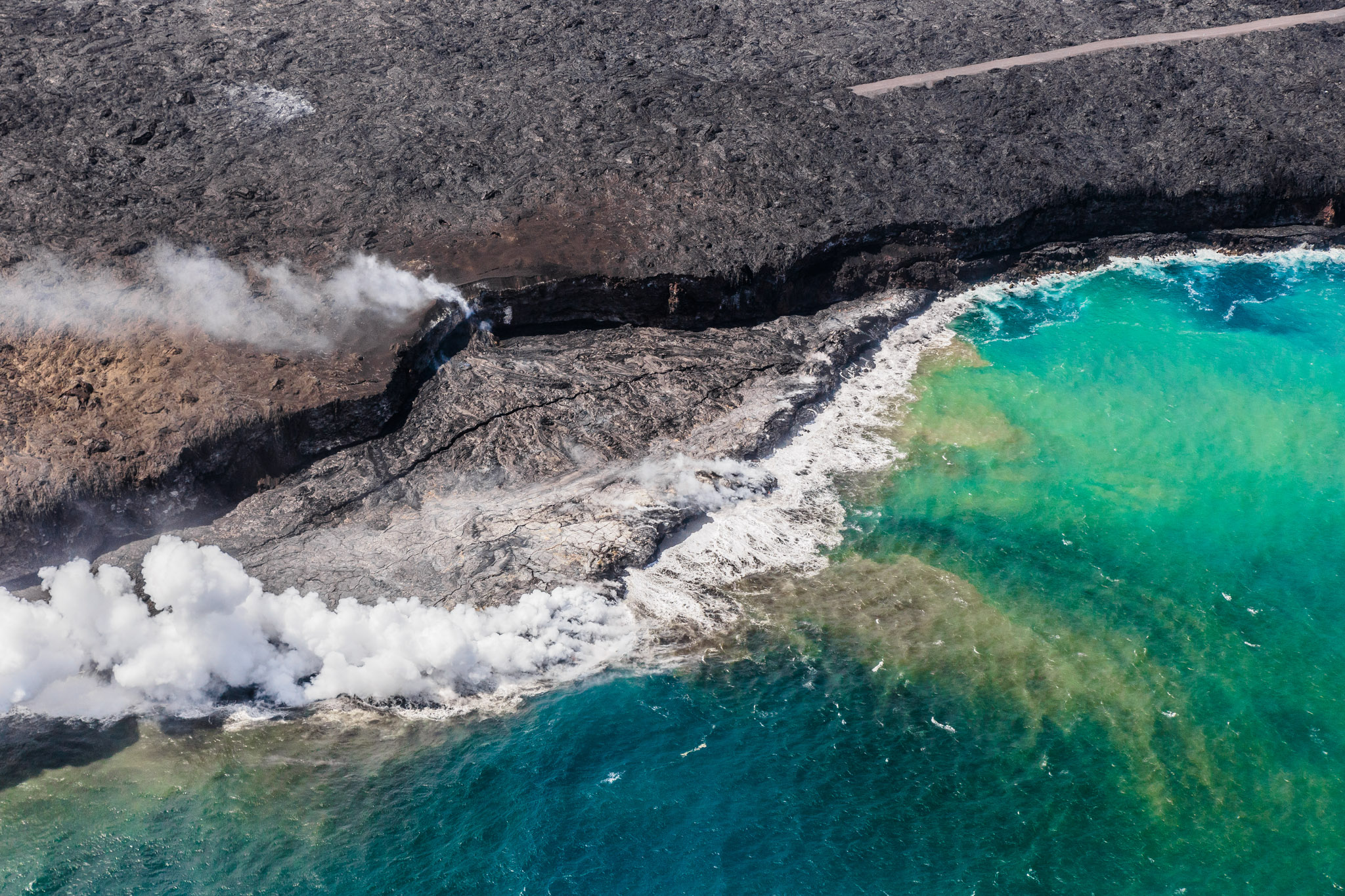 Helicopter flight over the Big Island lava flow // 10 Things You Have to Do on the Big Island of Hawaii // www.readysetjetset.net #readysetjetset #hawaii #bigisland #blogpost #hawaiiguide