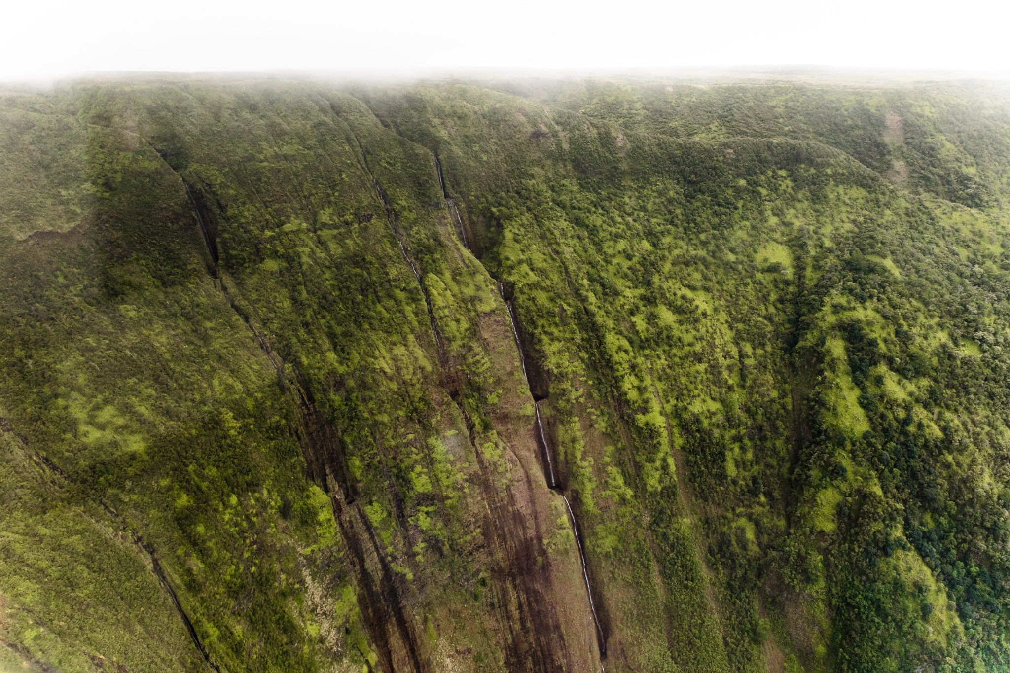 Helicopter flight over waterfalls on the Big Island // 10 Things You Have to Do on the Big Island of Hawaii // www.readysetjetset.net #readysetjetset #hawaii #bigisland #blogpost #hawaiiguide