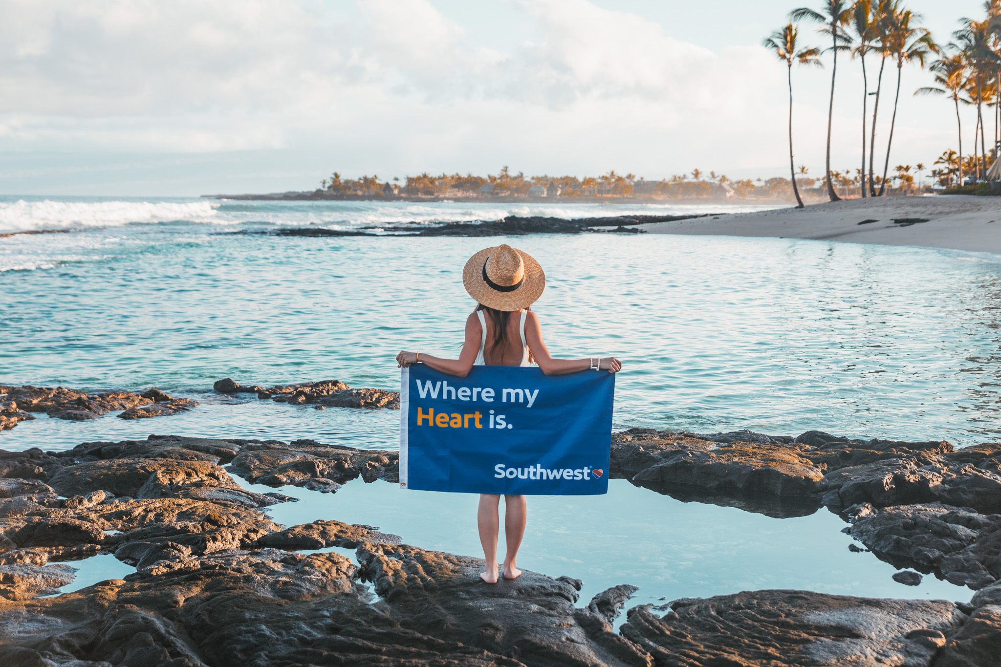 Southwest Airlines flag at the beach // 10 Things You Have to Do on the Big Island of Hawaii // www.readysetjetset.net #readysetjetset #hawaii #bigisland #blogpost #hawaiiguide