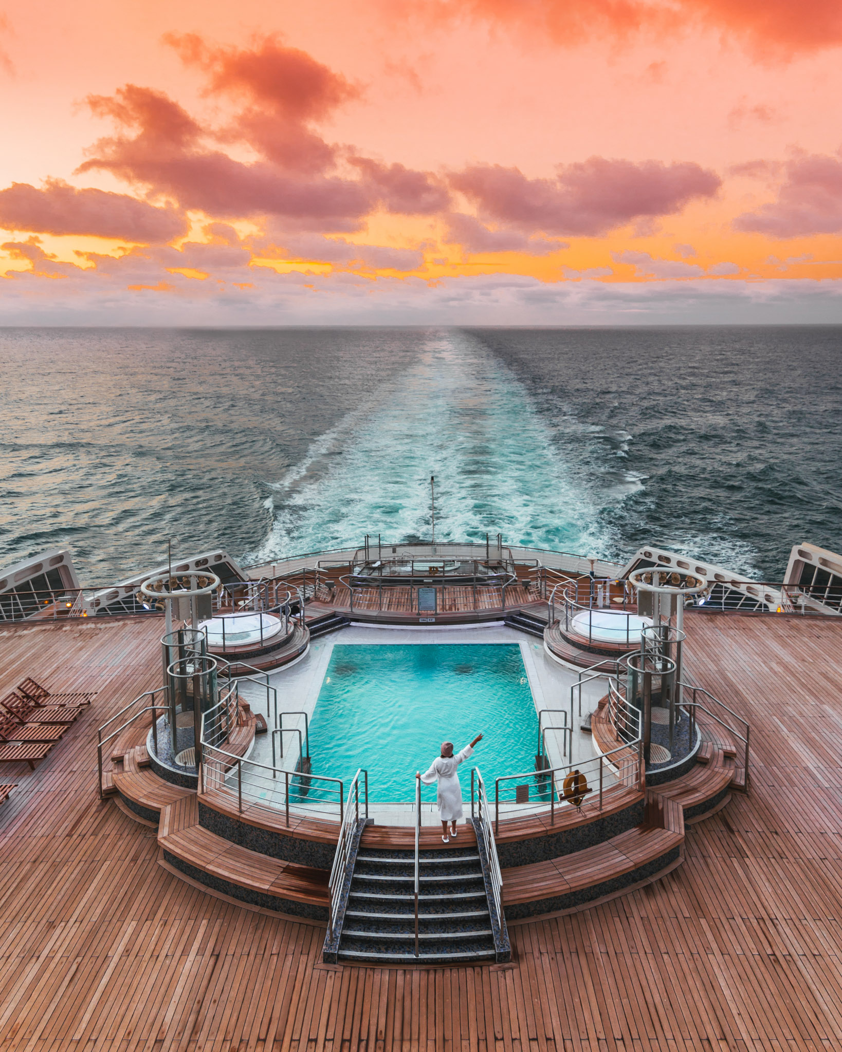 Sunset off the back of the ship on the QM2 // Transatlantic Cruising on the Cunard Queen Mary 2 #readysetjetset