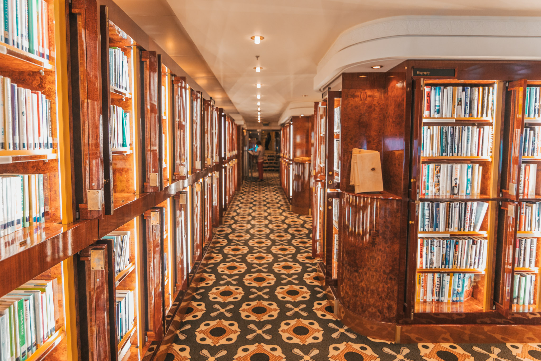 The library onboard the QM2 // Transatlantic Cruising on the Cunard Queen Mary 2 #readysetjetset