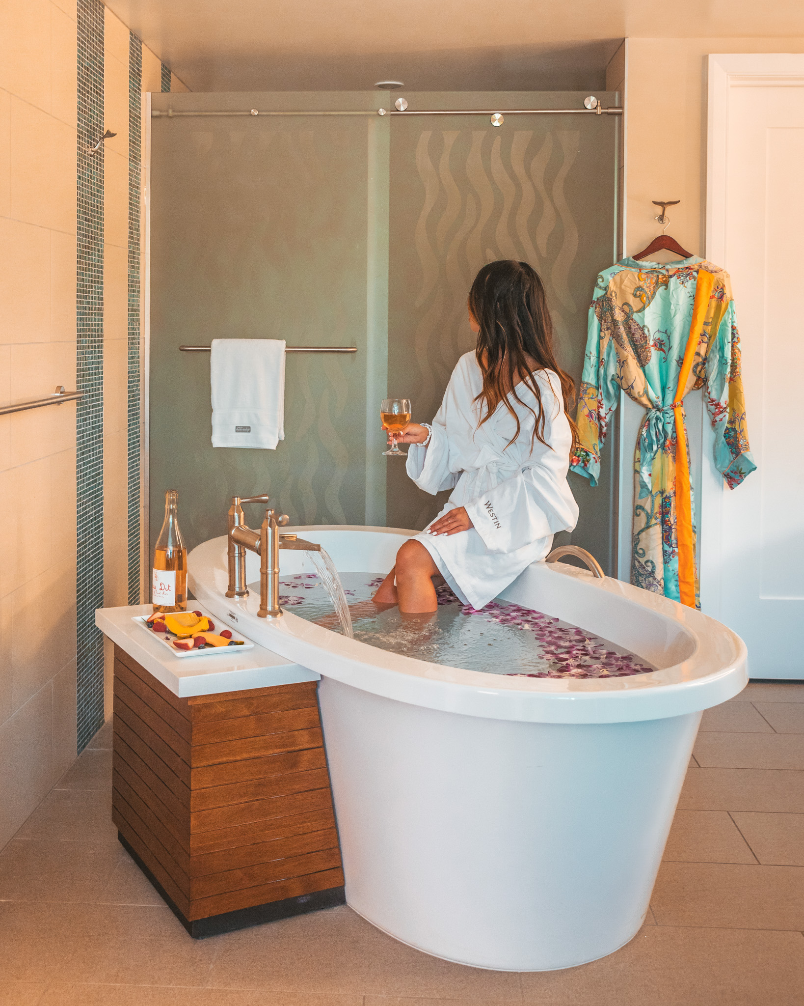 Soaking tub at Westin Nanea // The Quick Guide to Visiting Maui, Hawaii #readysetjetset #hawaii #maui