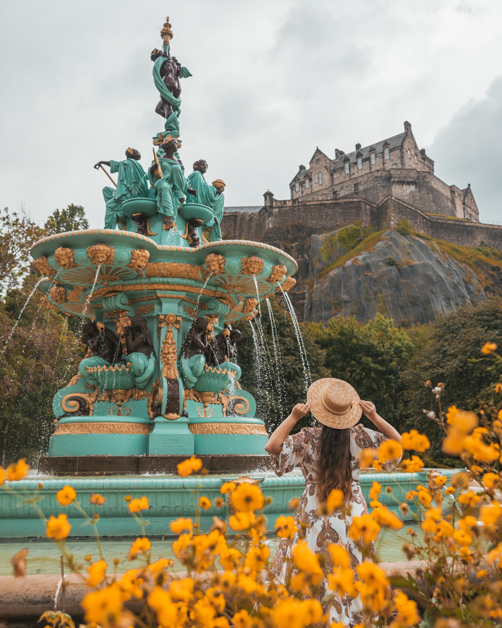 Ross Fountain in Princes Street Gardens // The Most Instagrammable Spots in Edinburgh, Scotland #edinburgh #scotland #readysetjetset #blogpost #travel #UK #Europe