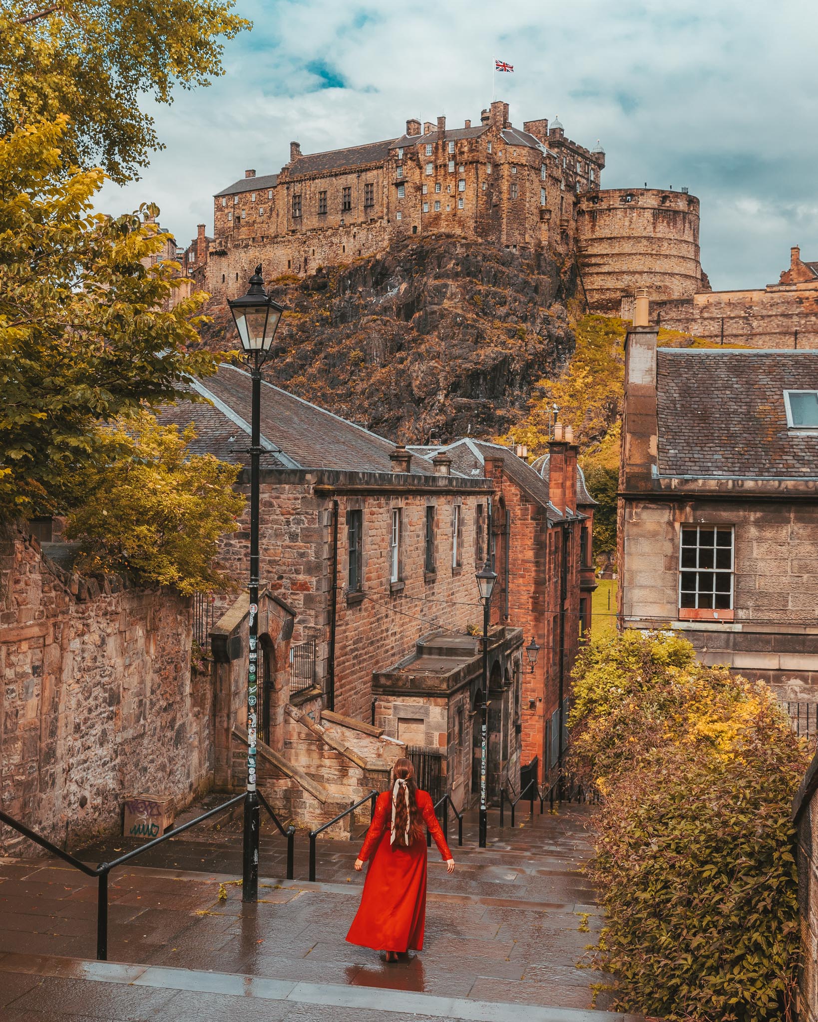 The Vennel Steps view of Edinburgh Castle // The Most Instagrammable Spots in Edinburgh, Scotland #edinburgh #scotland #readysetjetset #blogpost #travel #UK #Europe