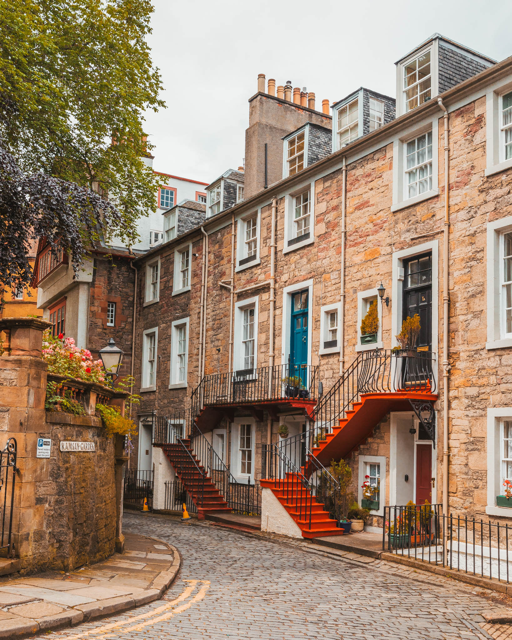 Ramsay Garden // The Most Instagrammable Spots in Edinburgh, Scotland #edinburgh #scotland #readysetjetset #blogpost #travel #UK #Europe