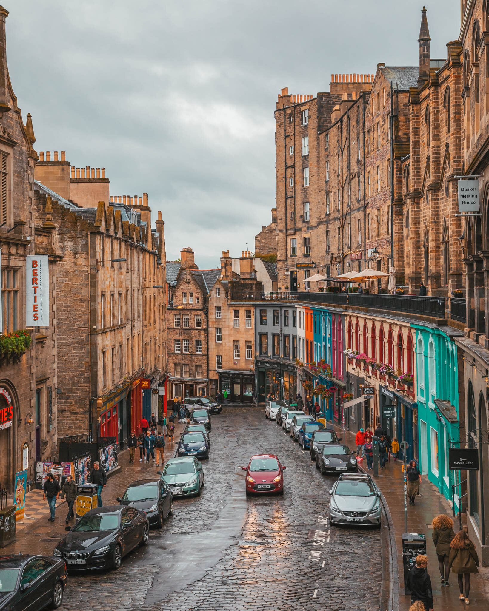 Victoria Street // The Most Instagrammable Spots in Edinburgh, Scotland #edinburgh #scotland #readysetjetset #blogpost #travel #UK #Europe