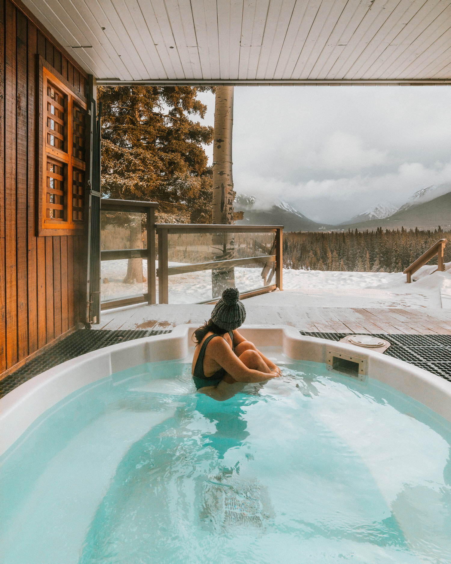 Juniper Hotel hot tub // The Ultimate Guide to Visiting Banff in Winter