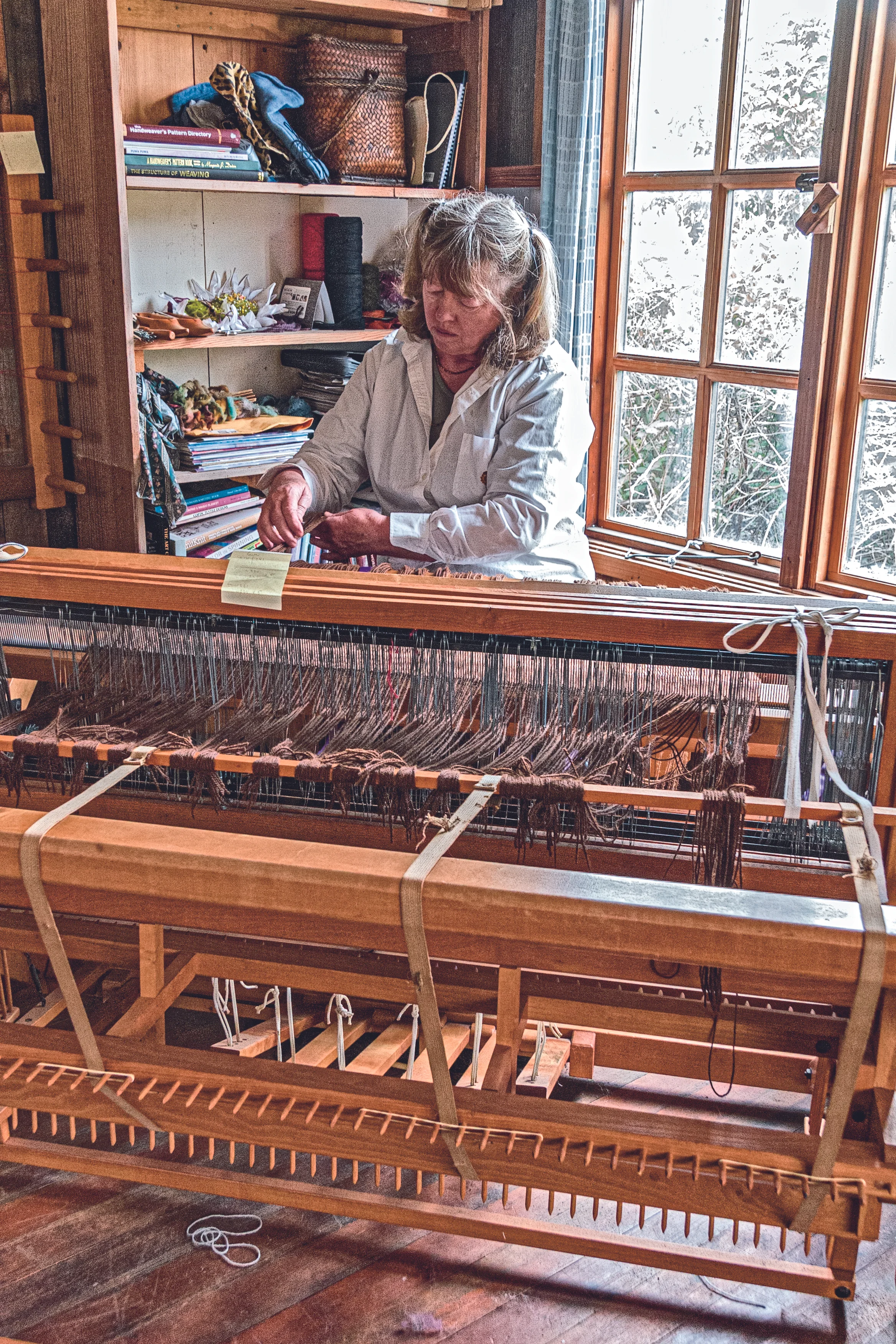 IMG_3145_lesley-at-loom.jpg