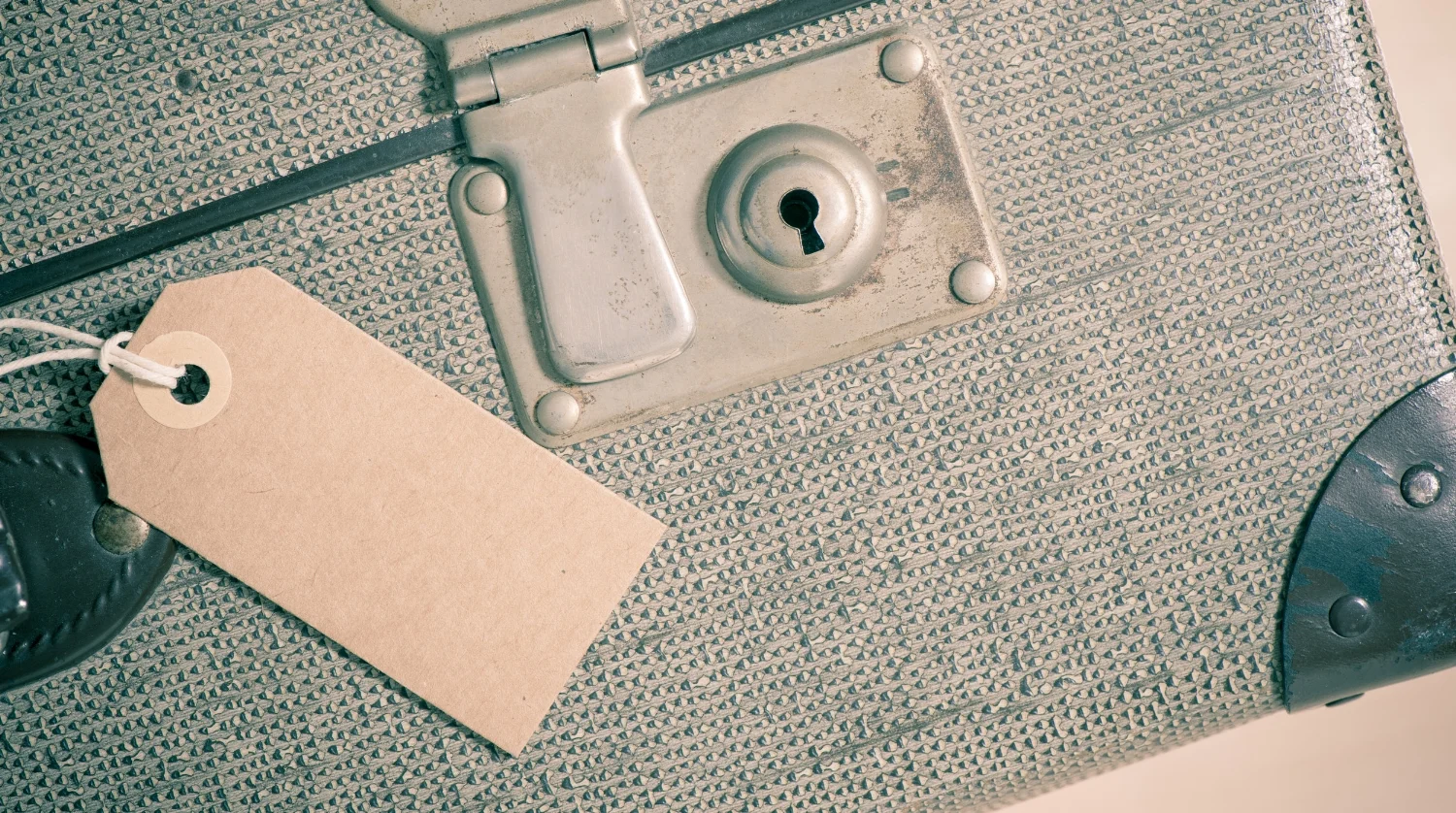 blank-name-tag-with-copy-space-on-old-vintage-suitcase-concept-of-travel-with-luggage-tourism.jpg