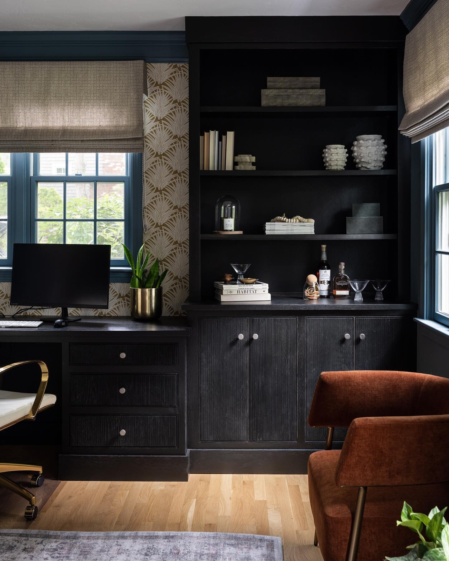 Black stained reeded cabinetry + patterned wallpaper + moody trim paint + burnt spice velvet + a sprinkling all the accessories = one killer office ( in our humble opinion 😘👯&zwj;♀️)