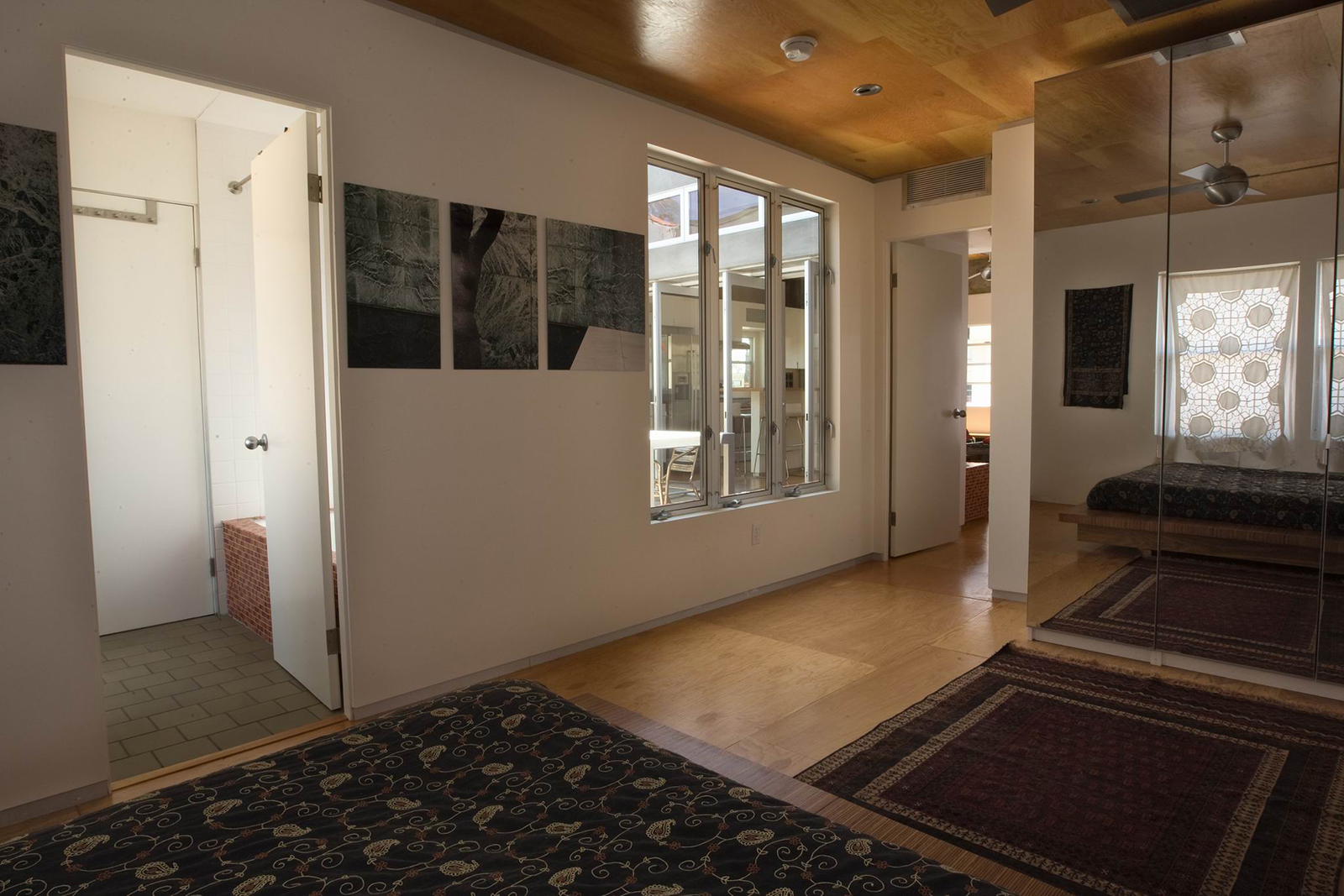 The master bedroom is designed to take full advantage of the courtyard, in terms of light, air and experience.